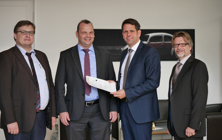 Das Land Niedersachsen überreicht der INVENT GmbH einen Förderbescheid für ein technologisches Leuchtturmprojekt mit der TU Braunschweig und dem DLR ...
